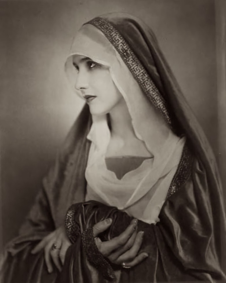 Anna Duncan in 1927, with an awesome cloth robe shawl thingamabop
