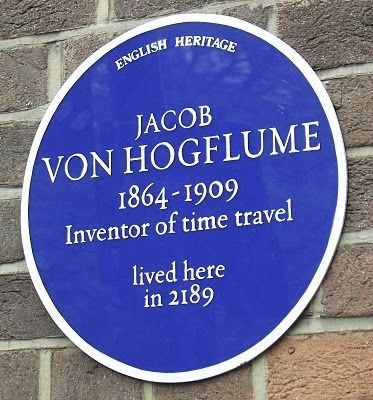 Uma bela placa de rua, dessas que se penduram em edifícios históricos contando o que aconteceu neles, aonde se lê (em inglês): "Jacob Von Hogflume (1864-1909), inventor da viagem no tempo, viveu aqui em 2189".