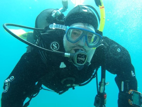 #potd Today I took my UW camera with me on a dive in Rabac and GüDi was so friendly to take a picture of me. http://domm.plix.at/potd/2025-07-16.html