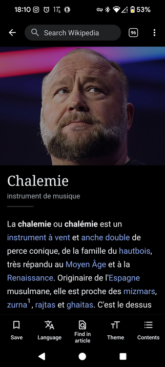 An article from French Wikipedia about the chalémie (a wind instrument) with a portrait of Alex Emerick Jones of InfoWars as the hero image