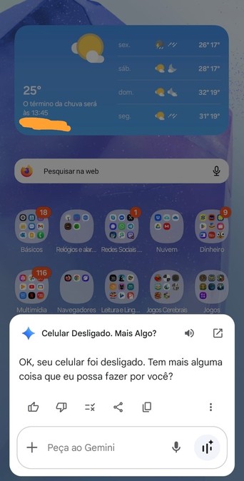 A imagem mostra a tela de um smartphone com o sistema operacional Android. No topo, há um widget de previsão do tempo em português, indicando as temperaturas para os próximos dias: sexta-feira (26°/17°), sábado (28°/17°), domingo (32°/19°) e segunda-feira (31°/19°). O texto também informa que a chuva terminará às 13:45. Abaixo do widget, há uma barra de pesquisa com o ícone do navegador Firefox e a frase "Pesquisar na web". A tela principal do smartphone exibe vários ícones de aplicativos, incl…