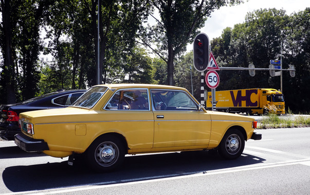 Oostzaan - N516 - classic yellow Volvo 142