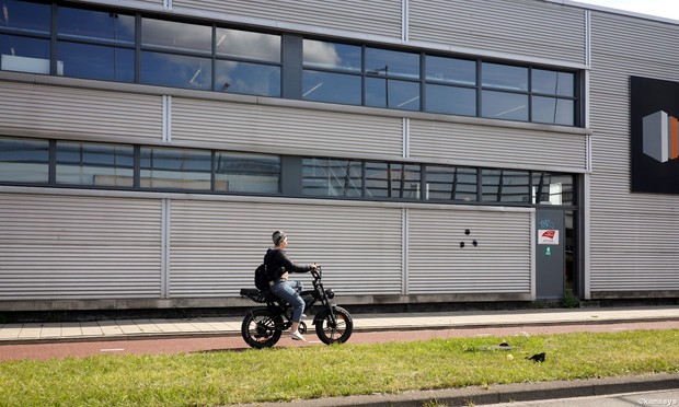 Amsterdam-Westpoort - Vlothavenweg - vrouw op fatbike // woman on fatbike // mujer montando fatbike