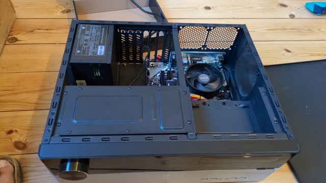 Horizontales Gehäuse mit offener Seite, das Netzteil, Mainboard und CPU-Lüfter sind sichtbar