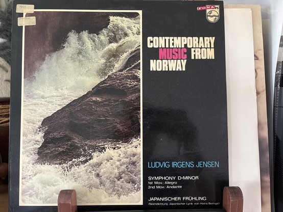 LP med titlen Contemporary Music From Norway led en fos rundt om en klippe. Tydeligvis lidt bedaget og med en pris på 59,50 kroner samt et importgebyr på 5,75. 