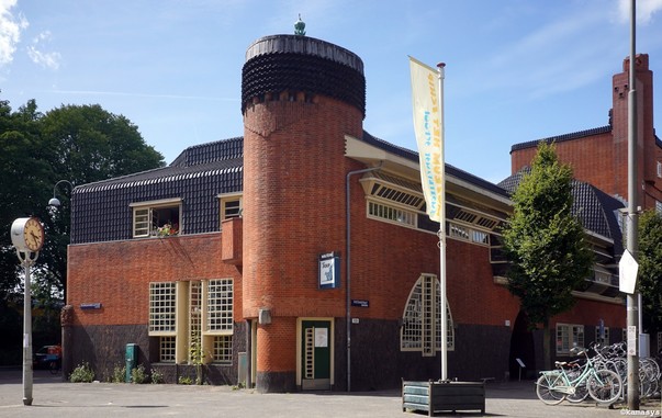 Amsterdam – Spaarndammerplantsoen - Museum Het Schip - gebouw van architect Michel de Klerk // edificio del arquitecto Michel de Klerk  // building by architect Michel de Klerk