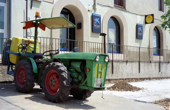 Costa Brava - Vilajuïga – Plaça Margineda // tractor