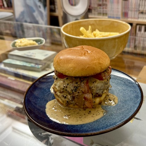 A bigass burger. Caramelized onions, then beef patty with melted Cantal, then bacon slices, and preserved tomatoes, all of this under a generous amount of homemade black pepper sauce. Fries and mayo in the background because of course.