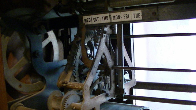 sliding clockwork with pointer to days of week [WED] [SAT] [THU]  [MON] [FRI] [TUE]