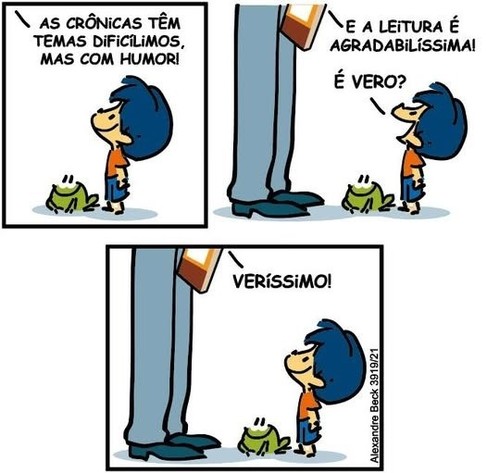 A imagem é uma sequência de três quadrinhos do Armandinho que retratam uma conversa entre um adulto e uma criança (Armandinho). Na primeira cena, a criança, com cabelo azul e vestindo uma camiseta laranja e shorts azuis, está olhando para cima e dizendo: "As Crônicas têm temas difícilílimos, mas com humor!" Ao lado dela, há uma rã verde. Na segunda cena, o adulto, cujas pernas e sapatos são visíveis, está segurando um livro e responde: "E a leitura é agradabilíssima! É vero?" A criança, ainda o…