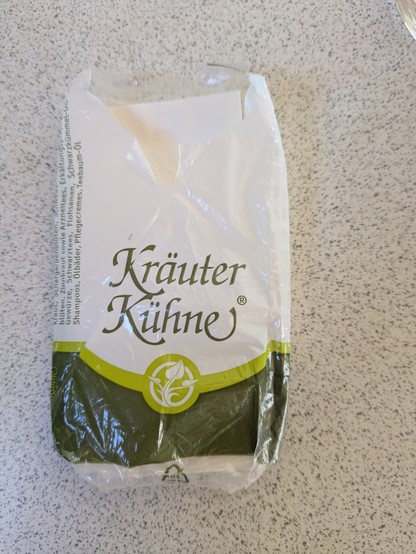 Foto eines Päckchens Papiertadchentücher, bedruckt mit dem Emblem und dem Schriftzug von 'Kräuter Kühne', eine leider verschwundene Berliner Ladenkette für Heilkräuter, Gewürze und Tees.