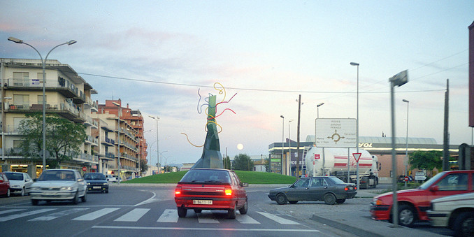 Luna llena sobre la Avinguda de Roses en Figueres, el 24 de octubre del 1999.