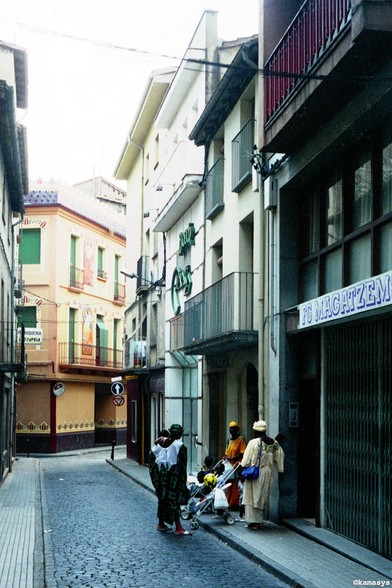 Catalunya - Olot - Carrer Sant Ferriol - migranten // migrants // migrantes - Afrikaanse vrouwen // mujeres africanas // African women