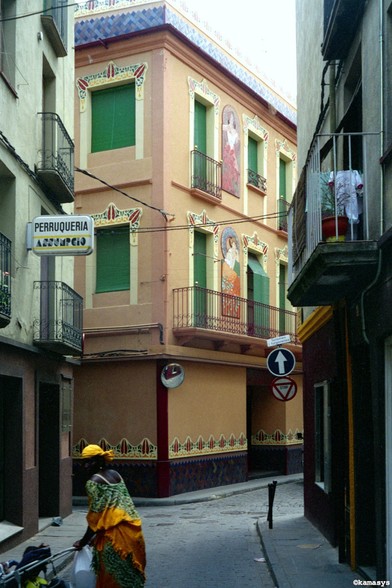 Catalunya - Olot - Carrer Sant Ferriol - migrant // migrant // migrante - Afrikaanse vrouw // mujer africana // African woman