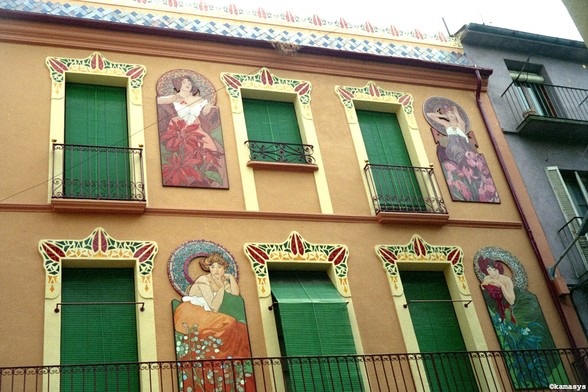 Catalunya - Olot - Carrer Sant Ferriol - fachada modernista // gevel in Catalaanse Modernista-stijl