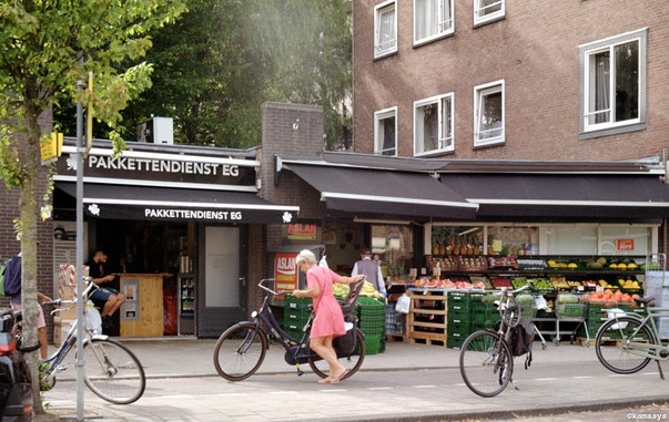 Amsterdam – Beukenweg - Pakkettendienst EG, Aslan Versmarkt // mujer y bicicleta // vrouw en fiets // woman and bicycle