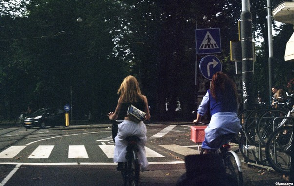 Amsterdam – Plantage Middenlaan // mujeres en bicicletas // vrouwen op de fiets // women on bicycles