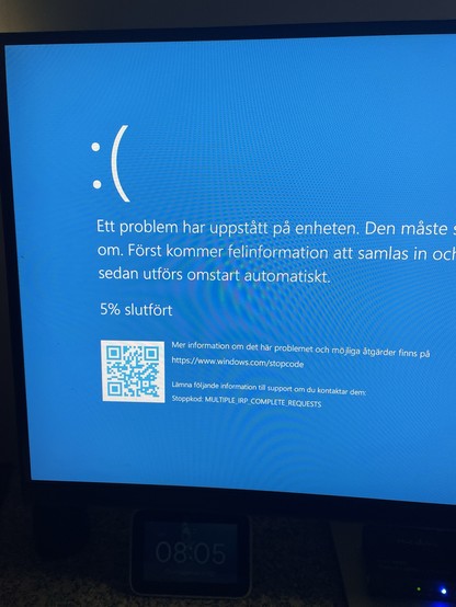 A computer screen displaying a blue error screen with a sad face emoticon. The text is in Swedish, indicating a problem has occurred on the device that requires a restart. It includes details on a stop code 