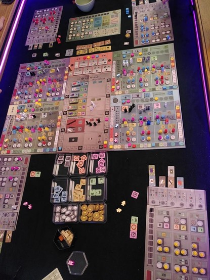#potd Today I played Asian Tigers. Not easy... but actually quite simple mechanics. But it's very hard to make your plans come true. https://domm.plix.at/potd/2025-10-05.html