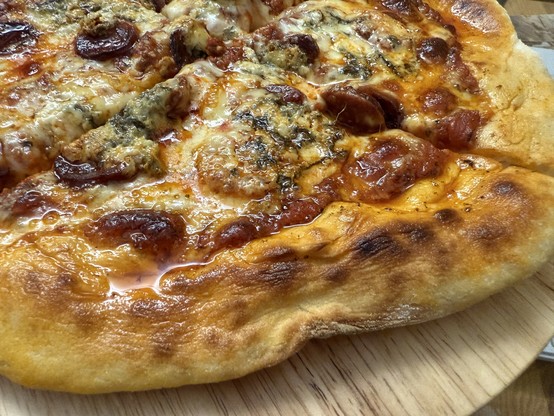 Chorizo and Fourme d’Ambert home-made pizza, up close.