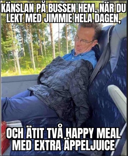 En bild av Ulf Kristersson som sover på en buss. Texten på bilden är 'känslan på bussen hem, när du lekt med Jimmie hela dagen och ätit två happy meal med extra äppeljuice