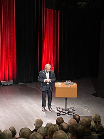 En bild av författaren, debattören och journalisten Göran Rosenberg när han föreläser på ett bibliotek i Gävle