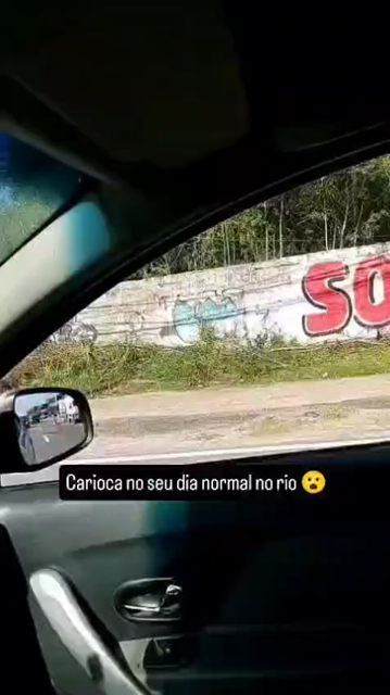 Vídeo de um carioca dirigindo um carro no Rio, em que vemos sobreposto o texto "Carioca no seu dia normal no Rio".  Primeiro, ele se depara com carros blindados e soldados vindos em sua direção na contramão e desviando da faixa em que eles vinham. Em seguida, passa por vários soldados se protegendo de um intenso tiroteio (que fica muito nítido de ouvir) e, o tempo inteiro, ele continua descrevendo a cena animadão, como se não estivesse correndo risco de vida.