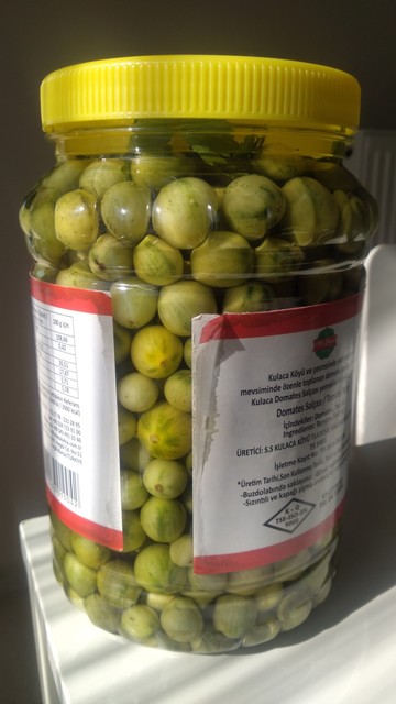 Küçük sunviva domateslerden kurulmuş küçük bir bidon turşu fotoğrafı