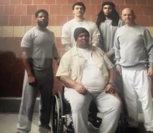 posted up with prison homies who are prolly responsible for the earlier headlines abt his haircut and getting him into lil durk