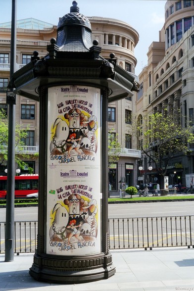 Madrid - Calle de Alcalá - reclamezuil // columna publicitaria // advertising column - Los habitantes de la casa deshabitada