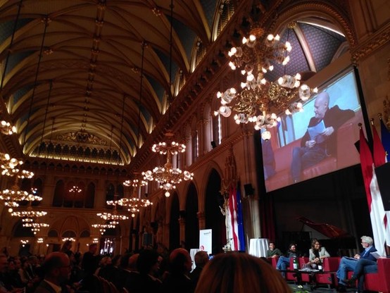 #potd A friend got a spare (free) ticket for the even "Willkommen Quantenwelt":https://ticket.wien.gv.at/MDS/quanten/ so we went there for some interesting and fun talks on quantum stuff. And free drinks & snacks :-) https://domm.plix.at/potd/2025-11-06.html