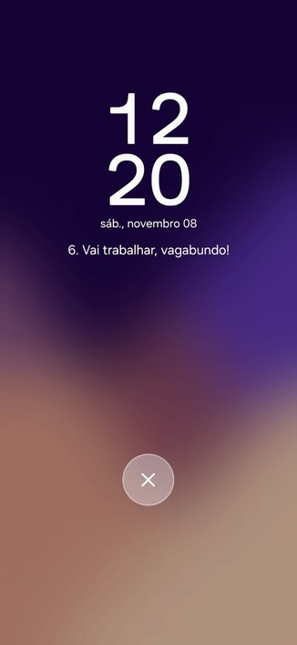 Tela do alarme tocando no Android. Vemos a data e a hora (12:20 de 8 de novembro, sábado). Embaixo vemos a mensagem personalizada (que o celular lê em voz alta): "6. Vai trabalhar, vagabundo!".