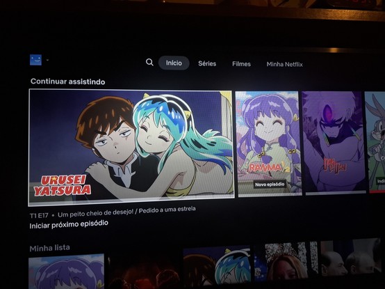Foto de uma TV com o app da Netflix mostrando lado a lado um frame do desenho Urumei Yatsura (aonde a personagem Lum, de cabelos azuis, aparece com algum destaque). Ao lado, vemos um frame de Ranma 1/2, em que aparece a personagem Shampoo, de cabelos roxos. Apesar da cor diferente dos cabelos, a semelhança entre os personagens é evidente.