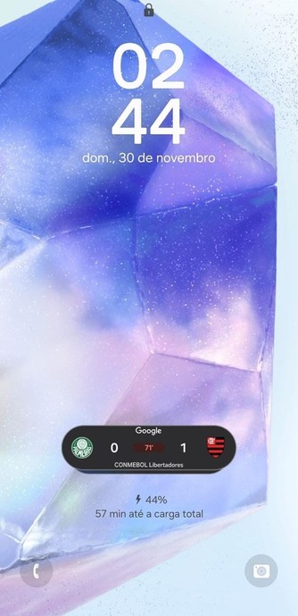 Tela de bloqueio de um celular Android, marcando 2:44 de 30 de novembro. Embaixo vemos o placar do Google do jogo, marcando 1 a 0 para o Flamengo e 71 minutos de jogo.