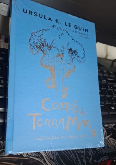 "Contos de Terramar", de Ursula K. Le Guin. Uma edição em capa dura em um belíssimo tom de azul com letras douradas.