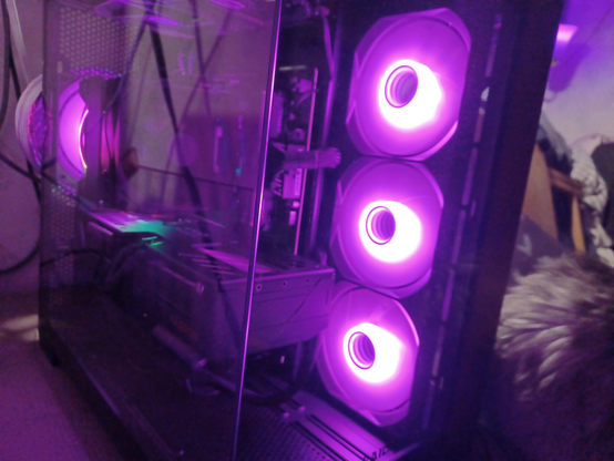 view from the left corner of the front panel. Not much different from the previous pic other than you get a better view of the mobo, heatsink and GPU. 