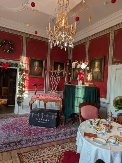 Foto af en af værelserne på Sønderskov Slot i juledekoration