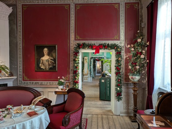 Foto af juledeko på slottet, taget igennem døråbningen af flere værelser.