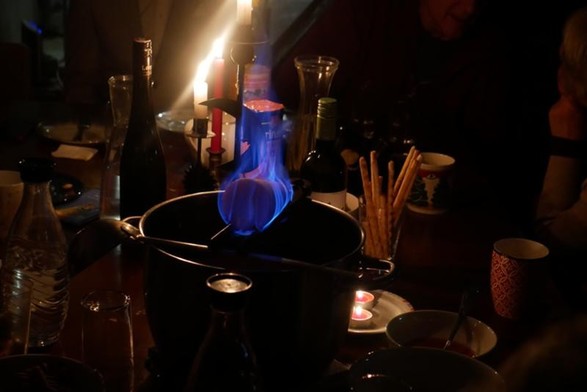 #potd An old tradition: burning sugar with 80% rum, aka Feuerzangenbowle. Only authentic if "Leahkastin" by Mari Boine plays in the background (originally a copied audio cassette, but I've switched to MP3s years ago). https://domm.plix.at/potd/2025-12-06.html