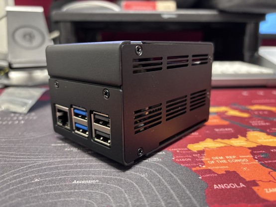 External view of a tall, black, metal raspberry pi case. The Pi 5 USB-ports are visible. 