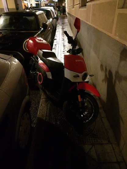 Una moto aparcada sobre una acera impidiendo por completo andar por ella