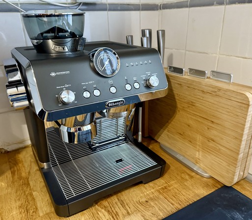 It’s a De’Longhi « specialista opera », standing on my kitchen workbench next to the sink