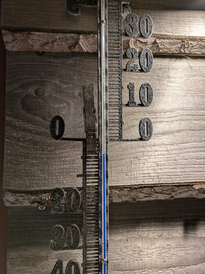 Foto af termometeret udenfor saunahytten, som viser -4° C lufttemperatur.