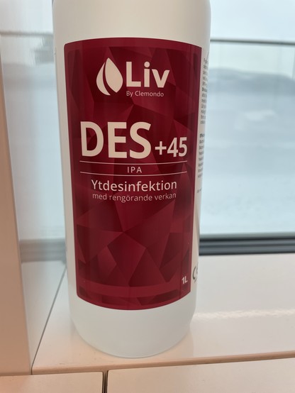 Bild på en flaska med ytdesinfektion på etiketten står det ipa 