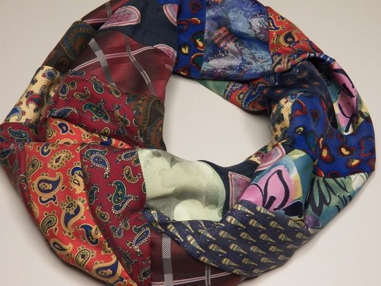 Ein bunter Seidenschal, der aus Krawatten genäht wurde.