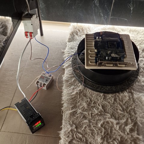 A DIY preheating station, made out of a 800w 18x18cm ceramic heater. For testing used an old Nvidia 9500GT.