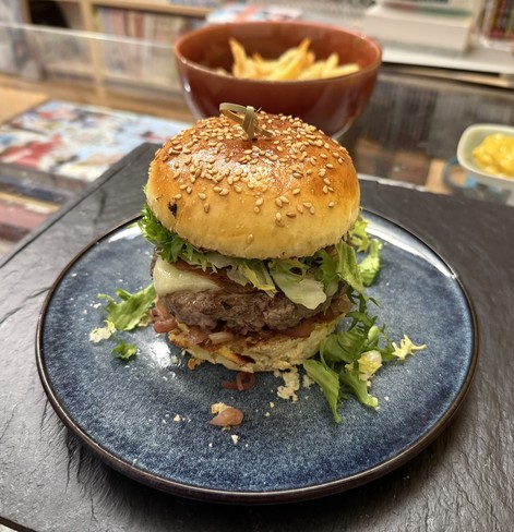 Second burger; shallots confites in Xérès vinegar, cantal, salade frisée 