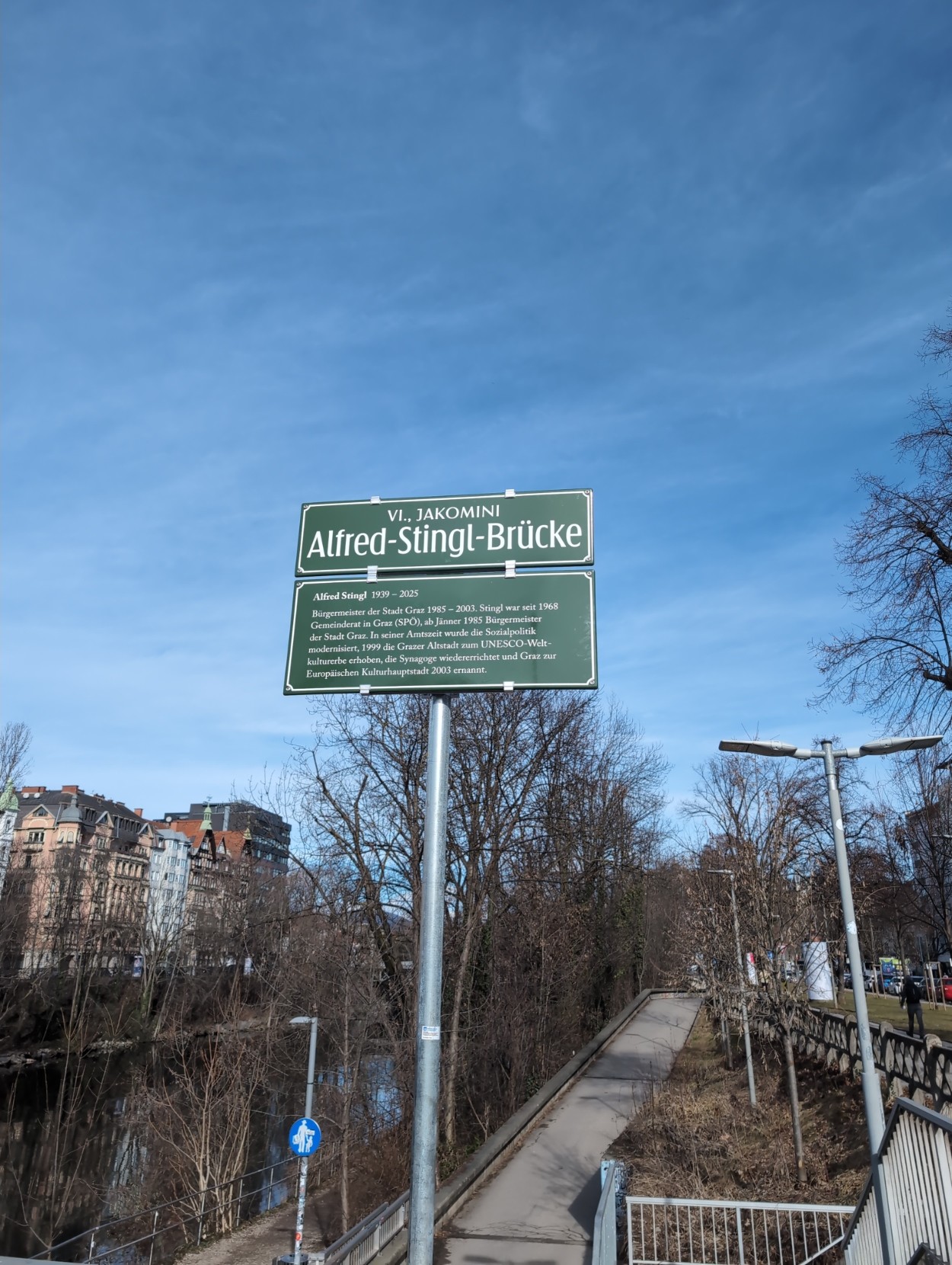 Neue Beschilderung der Augartenbrücke in Graz