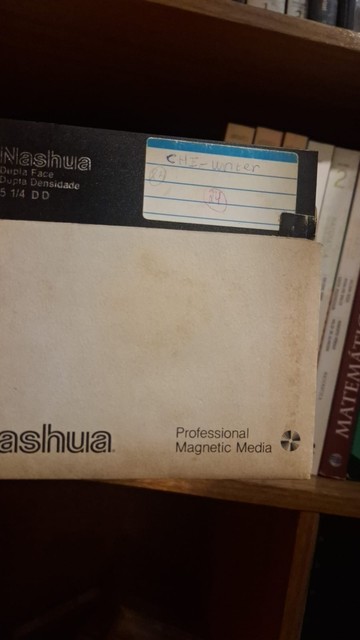 Foto de um disquete de cinco polegadas e um quarto da marca Nashua na qual se lê no rótulo "chi-writer".