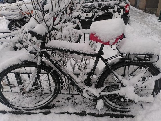 #potd A week ago I was cycling over sandy piste in Senegal, now this. After de-icing the bike cycling to the office worked quite well, because the city of Vienna is very good at removing snow from bike paths and streets. The pavements are in a worse state, because removing the snow there is the job of each house owner. https://domm.plix.at/potd/2026-02-20.html